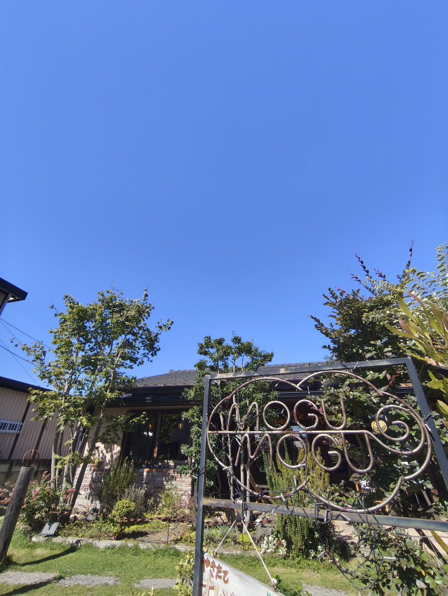 mogumogu_master's tweet photo. 雲ひとつない快晴☀️
気持ちのいいお天気ですね〜
あさイチの来店が
なにもいわず
なにもかわずにお帰りになりましたので
いい流れの呼び水になってくださるご来店をお待ちしております🙄😂🙏🏻🙇🏻💦
 https://t.co/76ZUXyFCpc https://t.co/FQnzvGUQNK
