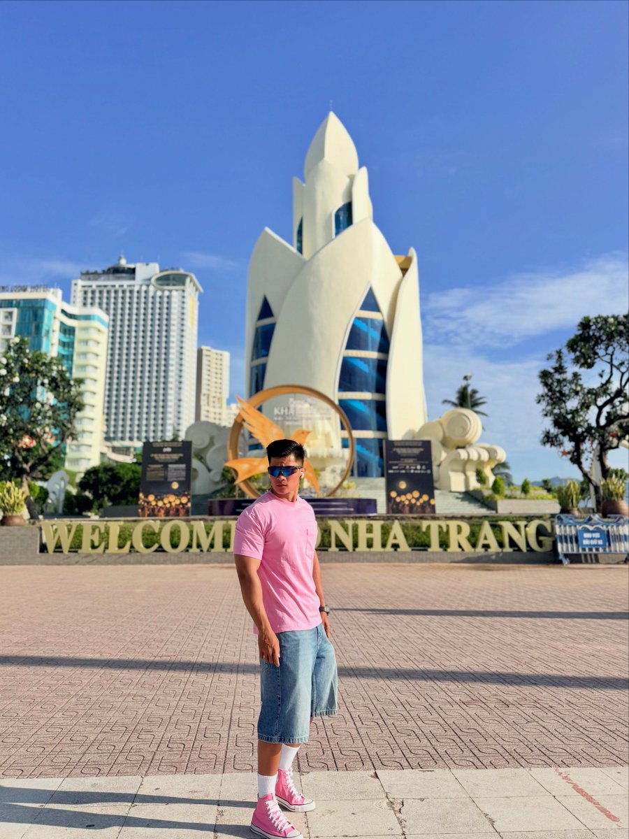 BradleyGoodyear's tweet photo. Who said men can’t wear pink? Nha Trang, Vietnam. https://t.co/41OdTcP3mK