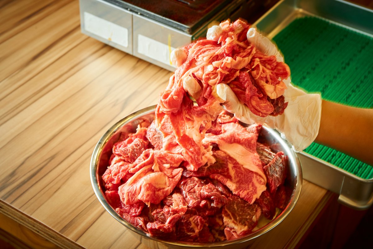 sumibiya0509's tweet photo. 【牛肉つかみ取り🐄】
9のつく日は、いつもなら5,000円でつかみ取り体験ができる所を、1,000円で可能に‼
10月9日もつかみ取りお得Day🔥

最大700g超えのお客様も😲
手の大きさに自信がある方、挑戦お待ちしております✊ https://t.co/ifsUHBEZjh