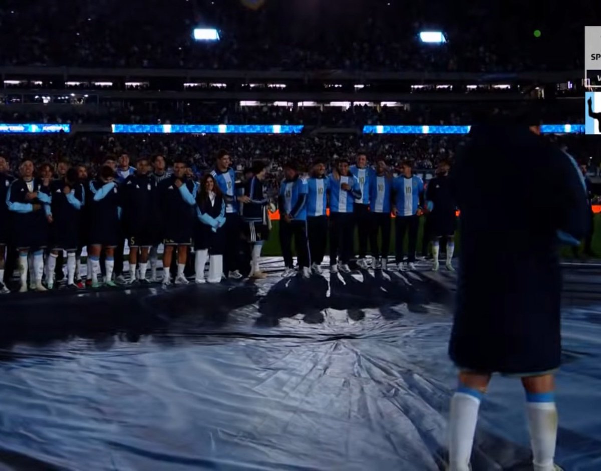 Cafecitoislife's tweet photo. Juli secándose las lágrimas durante el discurso de Messi 🥹 https://t.co/6UbCUHj4t2