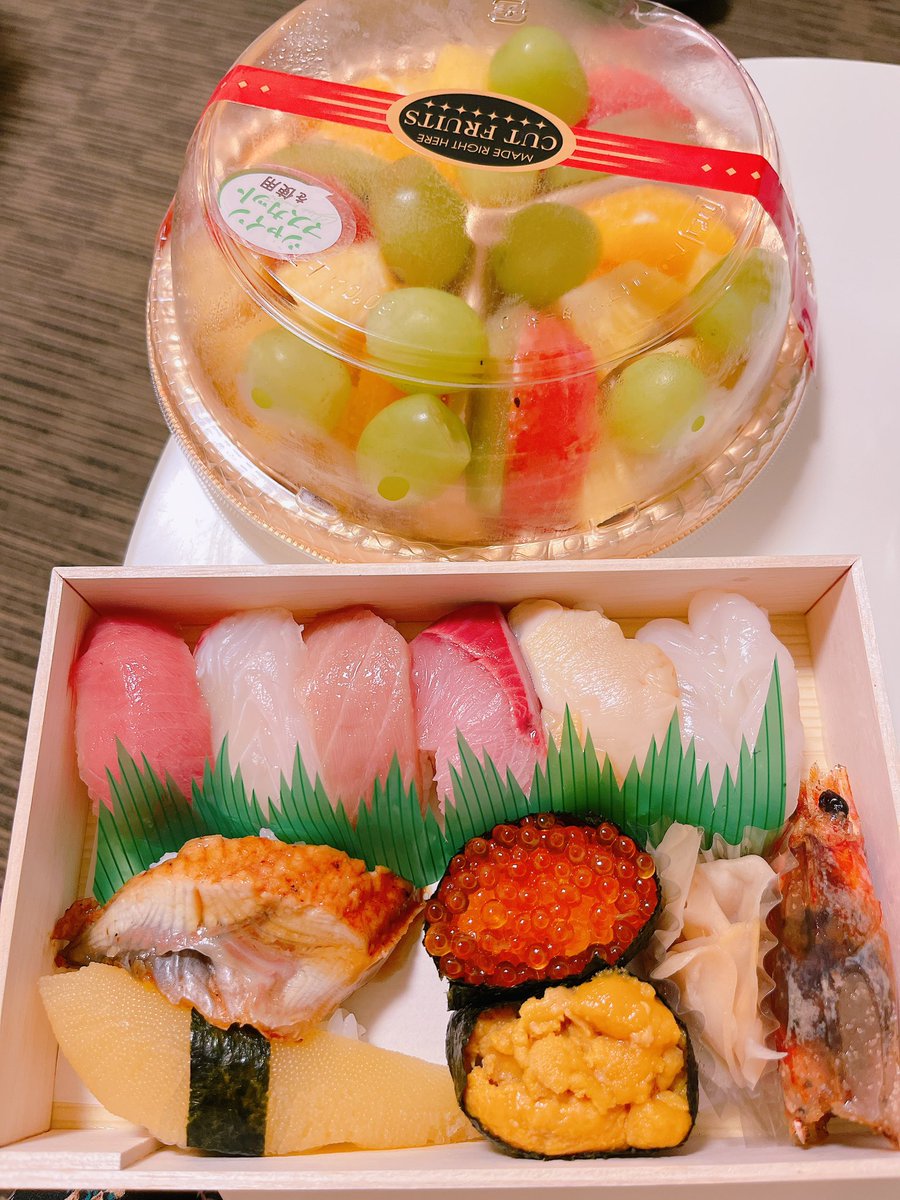 ena_380's tweet photo. この前、お兄さんに
美味しいお寿司とフルーツたくさんの
差し入れもらった💗💗
大好きなウニもあったし
ぜーんぶ美味しかったなあ🥰💕
フルーツは持って帰って
次の日の朝ごはんに食べた🧏🏻‍♀️💕💕 https://t.co/ACbYj5mERk