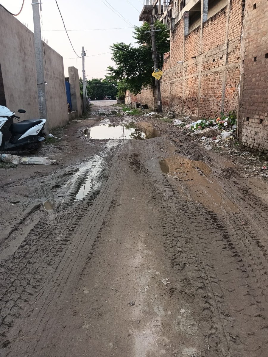 birendarjain's tweet photo. @BiharCMQRT ​पूर्णियाँ के वार्ड 38 (गुलाबबाग) में "SH 06 लेन तिवारी कोल्ड स्टोरेज से वाया जवाहर गोदाम कालीघाट सड़क NH 31 बाईपास तक" पिछले 50 वर्षों से सड़क का निर्माण नहीं हुआ है।क्षेत्रवासियों की वर्षों पुरानी समस्या को देखते हुए कृपया  सड़क निर्माण कार्य अविलंब प्रारंभ कराने की कृपा करें।