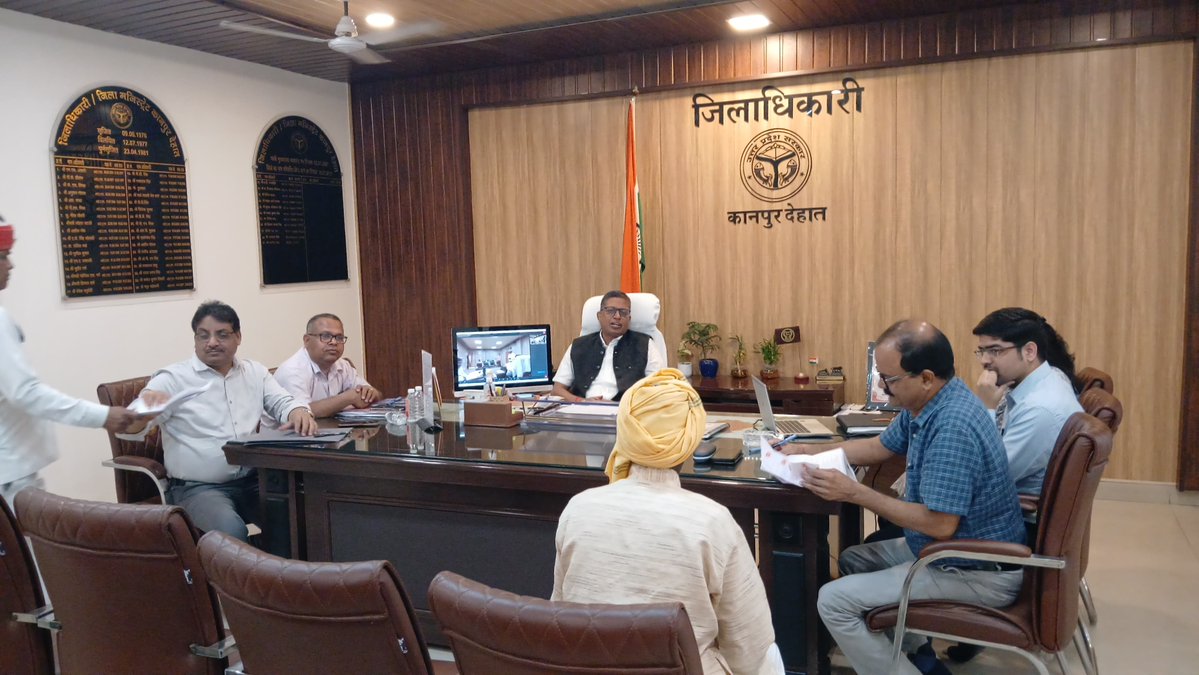 tamasha_system's tweet photo. जनसुनाई की दो तस्वीरें 
पहली कानपुर देहात से , दूसरी कानपुर नगर से फर्क साफ है 
जनसुनवाई भी बड़ी दिलचस्प चीज़ है...
कहीं जनता खुलकर, एक साथ बैठकर अपनी बात रखने की तस्वीर बनाती है,
तो कहीं वही जनता चक्रव्यूह की तरह बनी व्यवस्था को पार करते हुए अपनी बारी तक पहुँचती दिखाई देती है। 
एक जगह पारदर्शिता का खुला मंच,दूसरी जगह व्यवस्था की कई परतें।
आखिर फर्क सिर्फ इतना है कि
कहीं जनसुनवाई तक पहुँचना आसान लगता है,
और कहीं लगता है जैसे पहले चक्रव्यूह भेदो, फिर अपनी समस्या सुनाओ।
जनता दोनों जगह है, बस रास्ते का अनुभव अलग-अलग है। 
 @PMOIndia @myogiadityanath @AwasthiAwanishK @ChiefSecyUP @MSTawarIAS @DMKanpur
@DMKanpurDehat @kapilsingh75 @shraddha_pn @khurpenchh @matiyamet_mp @adgzonekanpur @amitkilhor @pandit_jag @kanpurdehatpol  @pratik48713 @jaorkanhaiyayd @Lakibrigadier @raavan_india @pandit_jag @KHURAPATT @Khurpenchinfra @kanpursneed @KanpuriyaFeed @JagoKanpurJago @knp78up @jaorkanhaiyayd @upwalegaurav @Aloktripath410 @AnkitCh36267840 @India_NHRC @dbabuadvocate @legaljustice_ @RTIActivist_KNP @UPNOWTV @pratik48713  @sachanpgdm @sachanshubham @Sandeep53850626 @anusattaexp