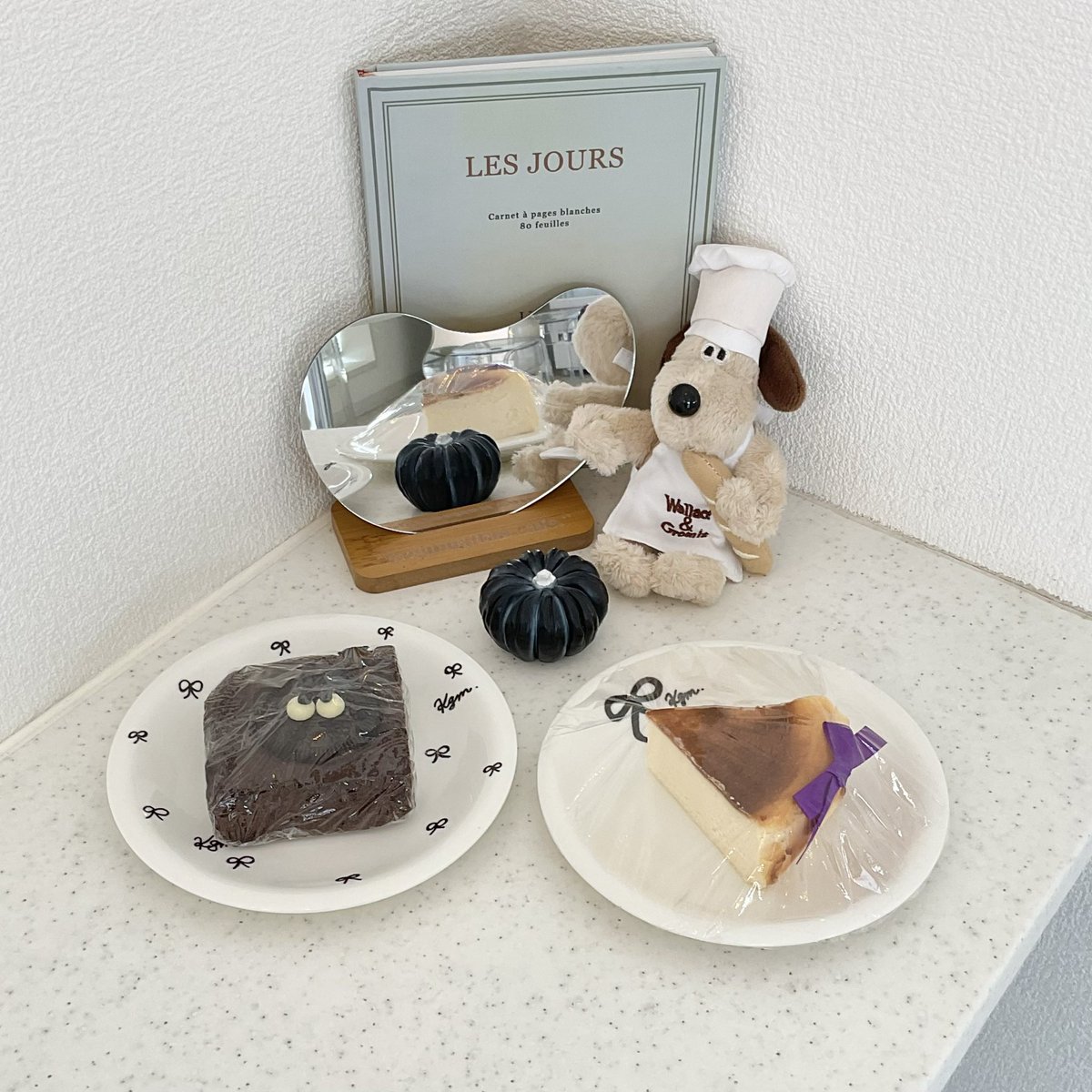 kogumaitancafe's tweet photo. 🎃ハロウィンメニューは11/1まで❣️
ビジューデコもご利用可能です💖

本日もお待ちしております🧸

#こぐまいたんカフェ #府中カフェ #中河原カフェ #推し活カフェ #オタ活 #韓国カフェ #ハロウィン #ハロウィンスイーツ #ハロウィンお菓子 https://t.co/MvaRxBnhcx
