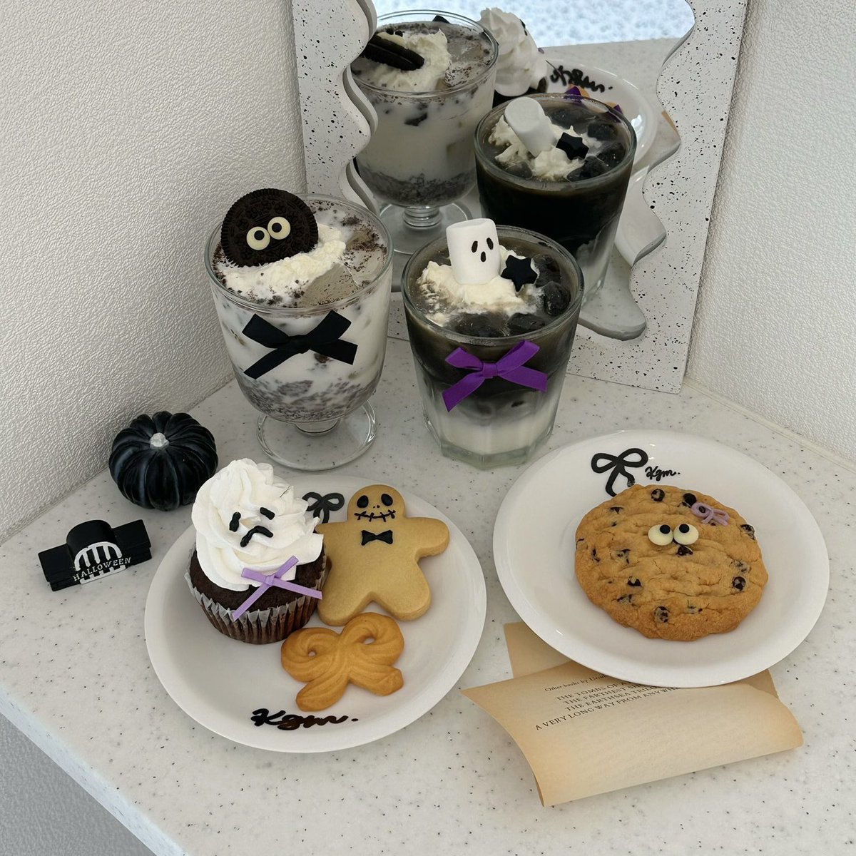 kogumaitancafe's tweet photo. 🎃ハロウィンメニューは11/1まで❣️
ビジューデコもご利用可能です💖

本日もお待ちしております🧸

#こぐまいたんカフェ #府中カフェ #中河原カフェ #推し活カフェ #オタ活 #韓国カフェ #ハロウィン #ハロウィンスイーツ #ハロウィンお菓子 https://t.co/MvaRxBnhcx