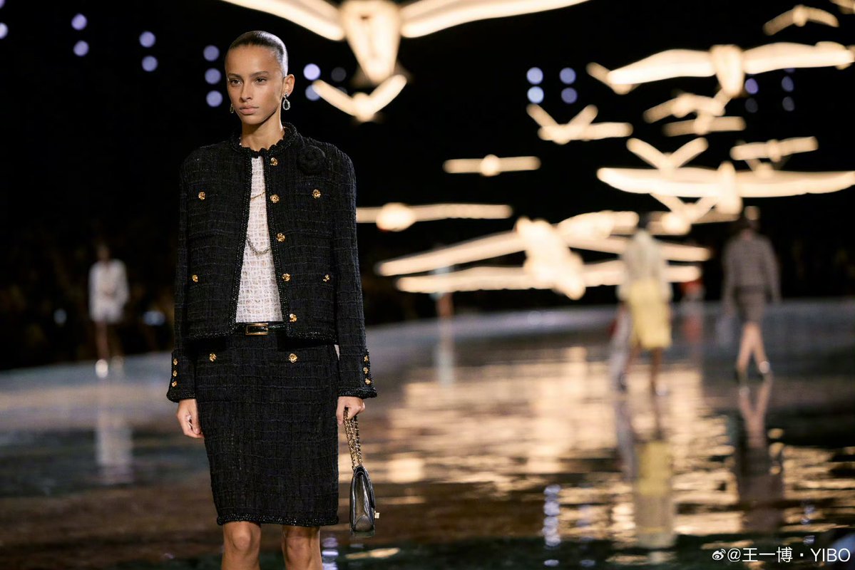 BehindMoon9293's tweet photo. อี้ป๋อ ลงรูปงาน CHANEL Spring Summer 2027

WANG YIBO CHANELShowSS27 
#WangYiboPFWSS27xCHANEL
#WangYiboxChanel https://t.co/KMrzBH897C