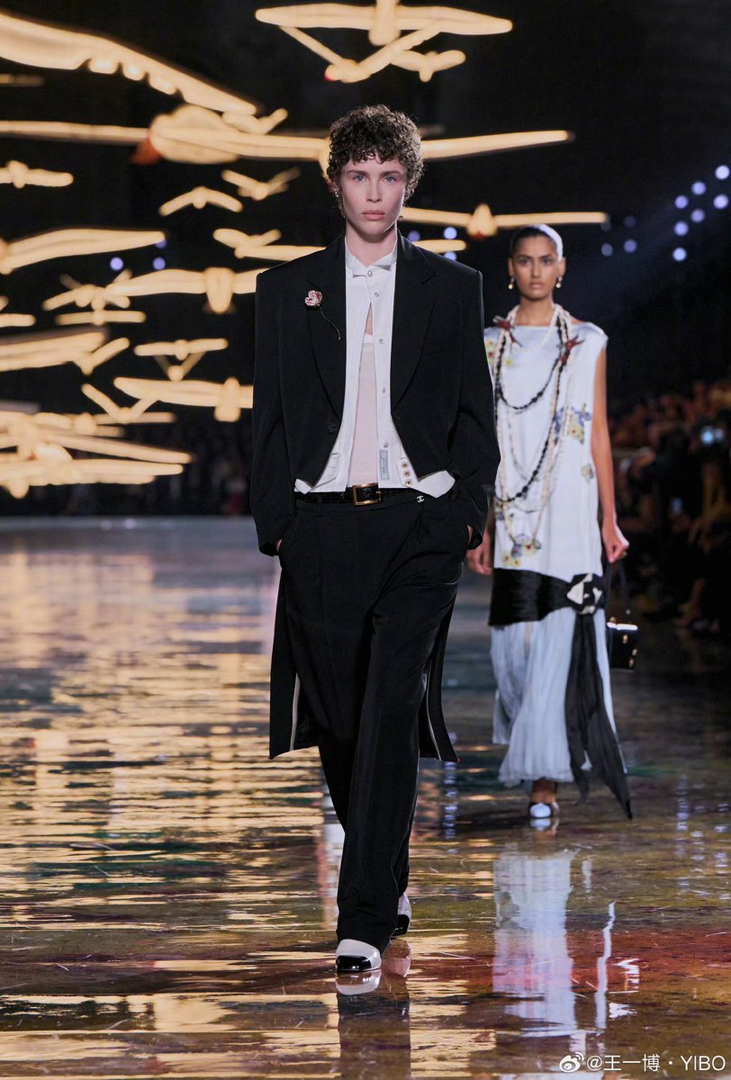 BehindMoon9293's tweet photo. อี้ป๋อ ลงรูปงาน CHANEL Spring Summer 2027

WANG YIBO CHANELShowSS27 
#WangYiboPFWSS27xCHANEL
#WangYiboxChanel https://t.co/KMrzBH897C
