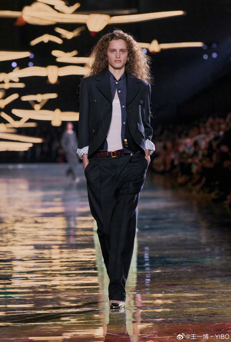 BehindMoon9293's tweet photo. อี้ป๋อ ลงรูปงาน CHANEL Spring Summer 2027

WANG YIBO CHANELShowSS27 
#WangYiboPFWSS27xCHANEL
#WangYiboxChanel https://t.co/KMrzBH897C