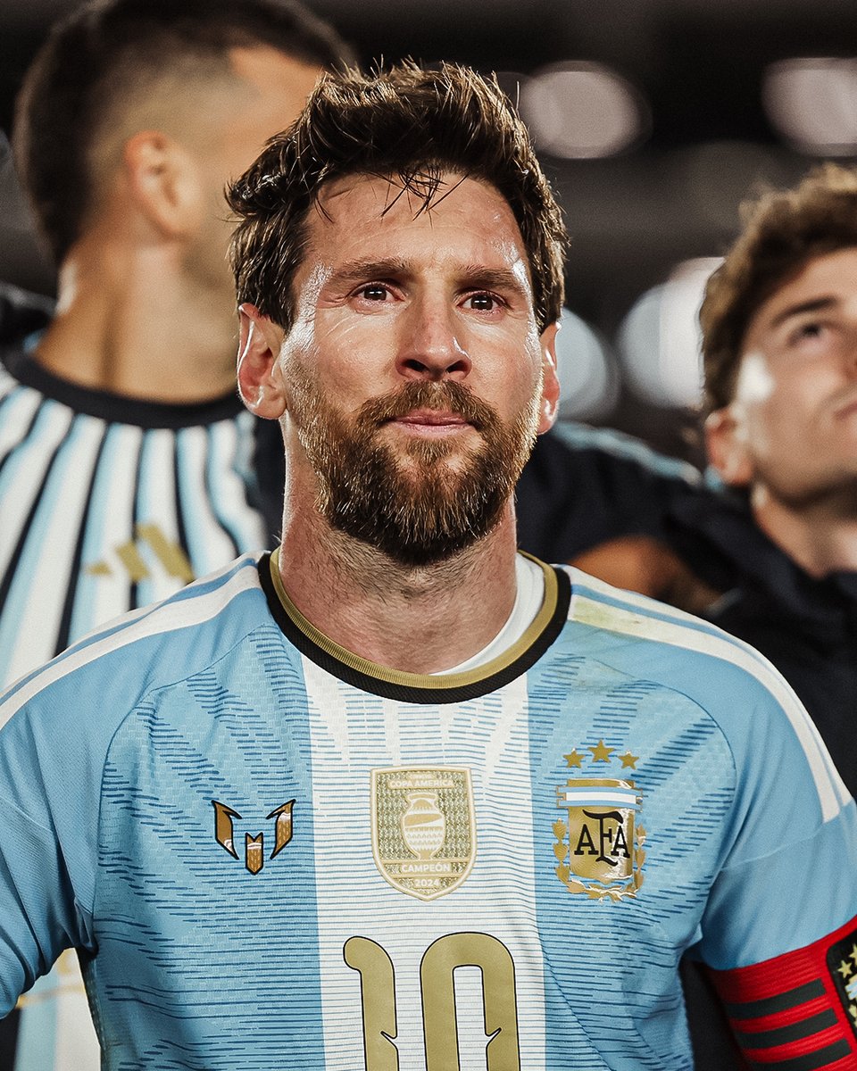 Argentina's tweet photo. #AD10S 🐐

Sos los brazos al cielo.
Sos el abrazo eterno.
Sos resiliencia.
Sos los momentos más felices.
Sos esa pasión que es productiva para el corazón, quizá la más productiva de las pasiones.

¡Gracias! Simplemente gracias, Leo. https://t.co/FGQJKTFoYk
