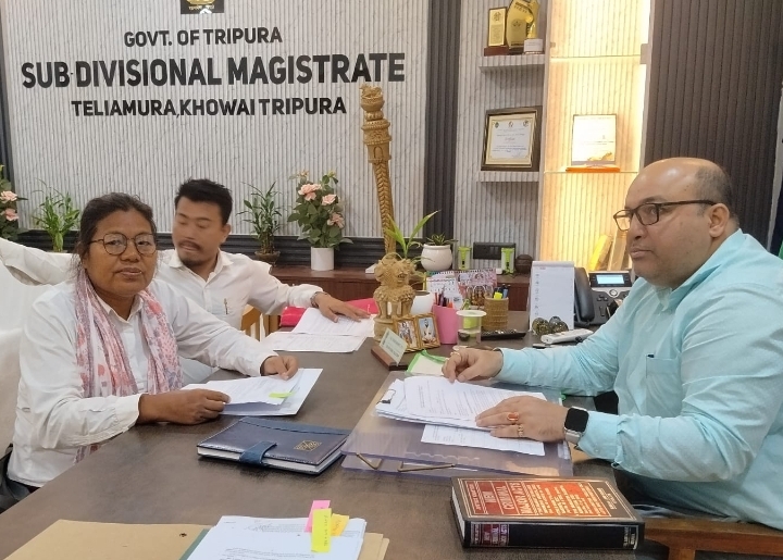 NewsStar69313's tweet photo. SDM Conducted Negotiation Meeting Between Plaintiff & Defendant.
#SDM #Conducted #Negotiation #Meeting #Between #Plaintiff #Defendant #Amarpur #Tripura
https://t.co/8Wr8DCHvZE https://t.co/DyhQ8tyzqu