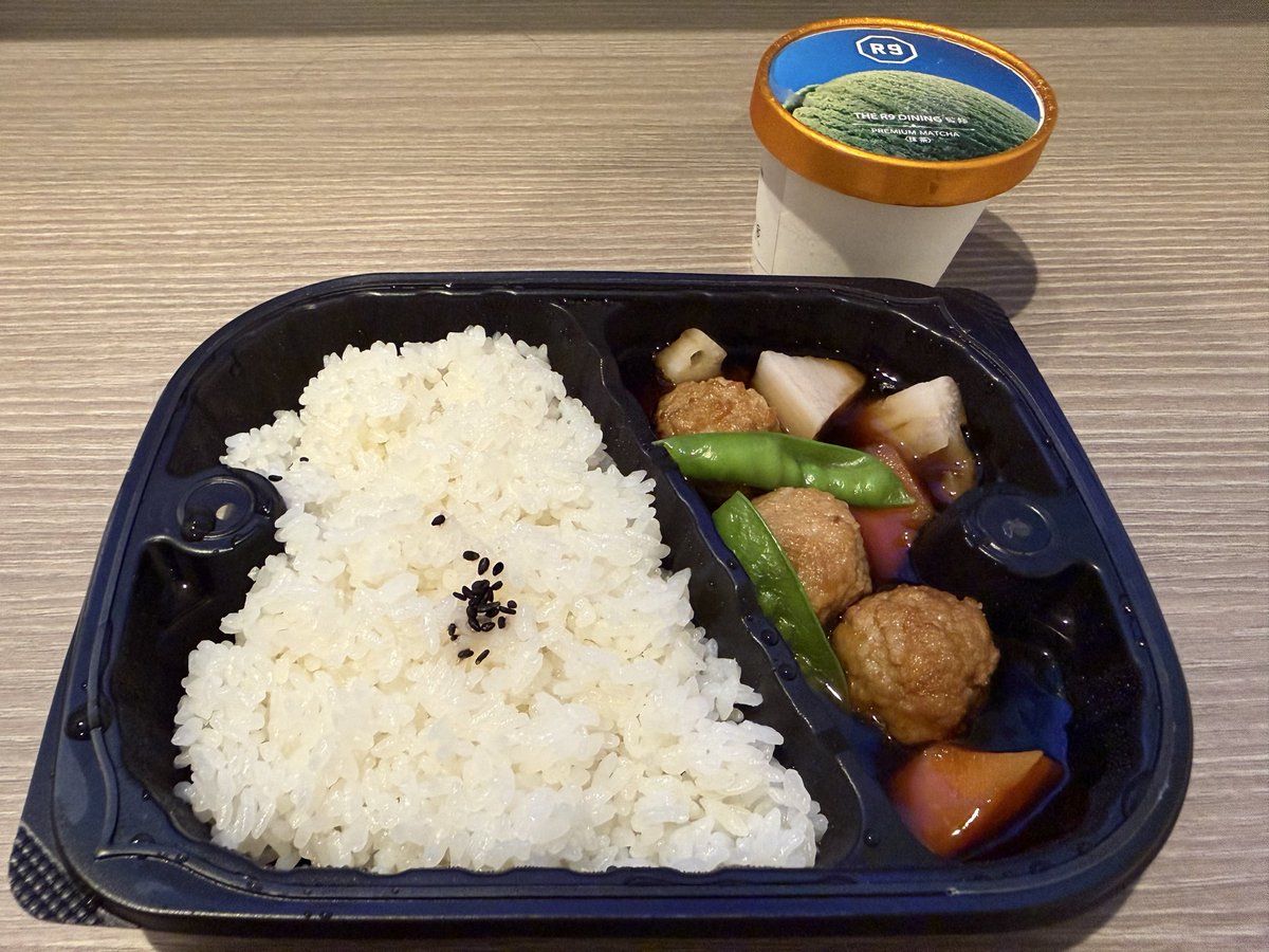 maron_mazoku's tweet photo. 災害などの有事に被災地に簡単に移設できるモビリティの機能を備えたコンテナホテル #hotelr9theyard さんに初宿泊🛏️
https://t.co/7PPoCXVUqu
駐車場が近く、隣の音も気にならず、ベッドは快適過ぎて安眠💤
軽食やコーヒーもあり快適でした😊
#情熱防災防犯フェス2026 
#情熱クラブ #甲賀市 #関暁夫 https://t.co/bfdc6QjYpt