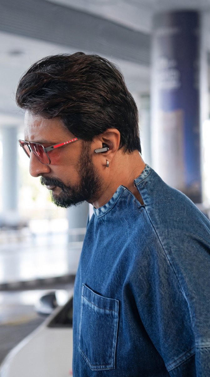 KicchaUniverse's tweet photo. When The Baadshah Arrives 🔥

Denim on denim, aura on max. No filter needed for the Boss walk.

@KicchaSudeep | @AirportDiaries

Drop a ❤️ if you felt the swag.

#KicchaSudeep #KicchaUniverse #KicchaBoss #ExplorePage #AirportDiaries https://t.co/SQVBVDYR2f