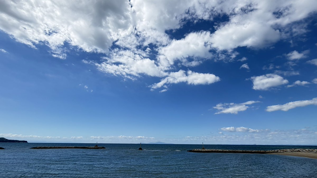 truthsatoshi's tweet photo. 波の音を聞きながら
空を仰ぐ

秋が広がっている

#イマソラ https://t.co/UP1kdUOhE9