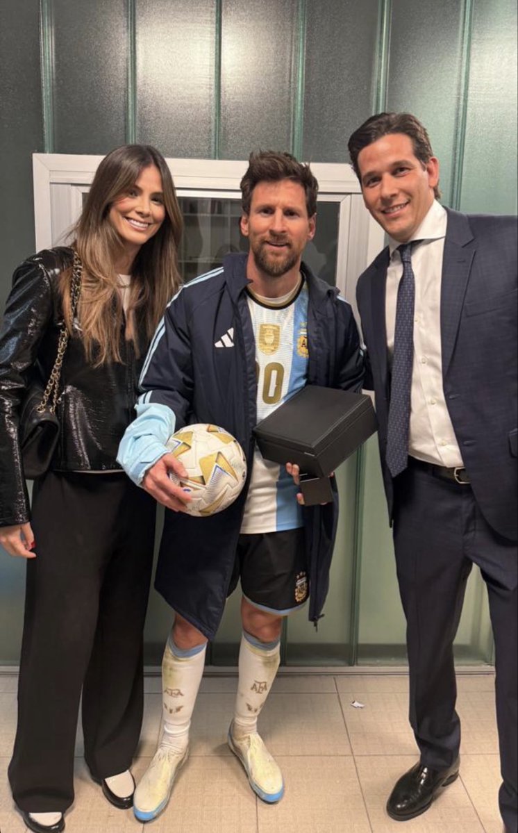 eliaslopezvzla's tweet photo. Jorge Giménez, presidente de la Federación Venezolana de Fútbol, estuvo presente en la despedida de Lionel Messi de la selección argentina en Buenos Aires. 🇻🇪🇦🇷 https://t.co/0vPtMpSGiC