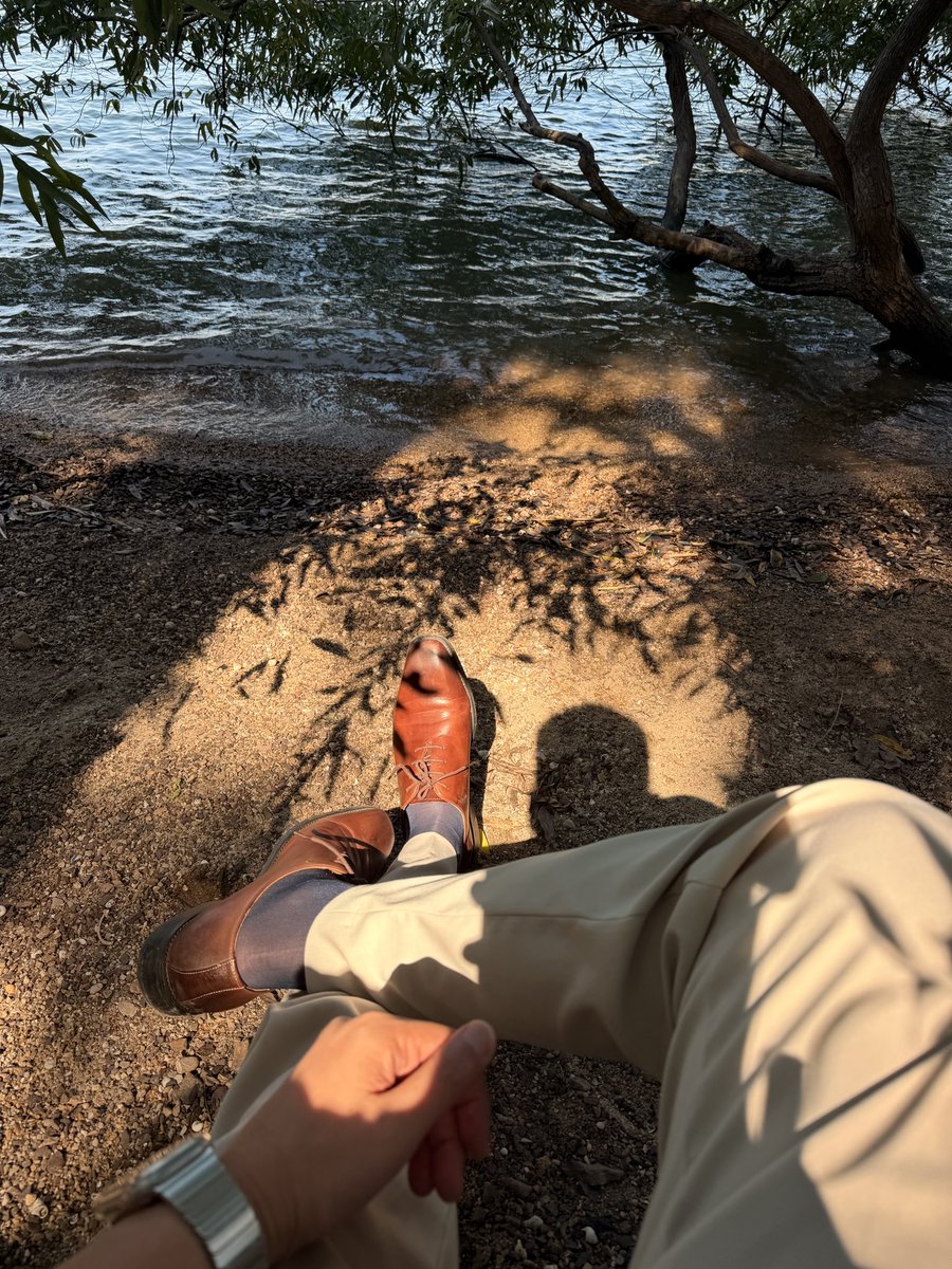 lintao1986's tweet photo. 《人夫的周末就是带娃穿皮鞋绕湖一圈》

另外感谢各位大佬近期的抬爱了，咱这尺度在推上算小巫见大巫了，轻微发泄下，还是以当地交友为主，带情况聊聊天就成。

说这么多，眼熟一位顺眼粉丝顺眼赏皮鞋吧👞。 https://t.co/AXRai07A5s