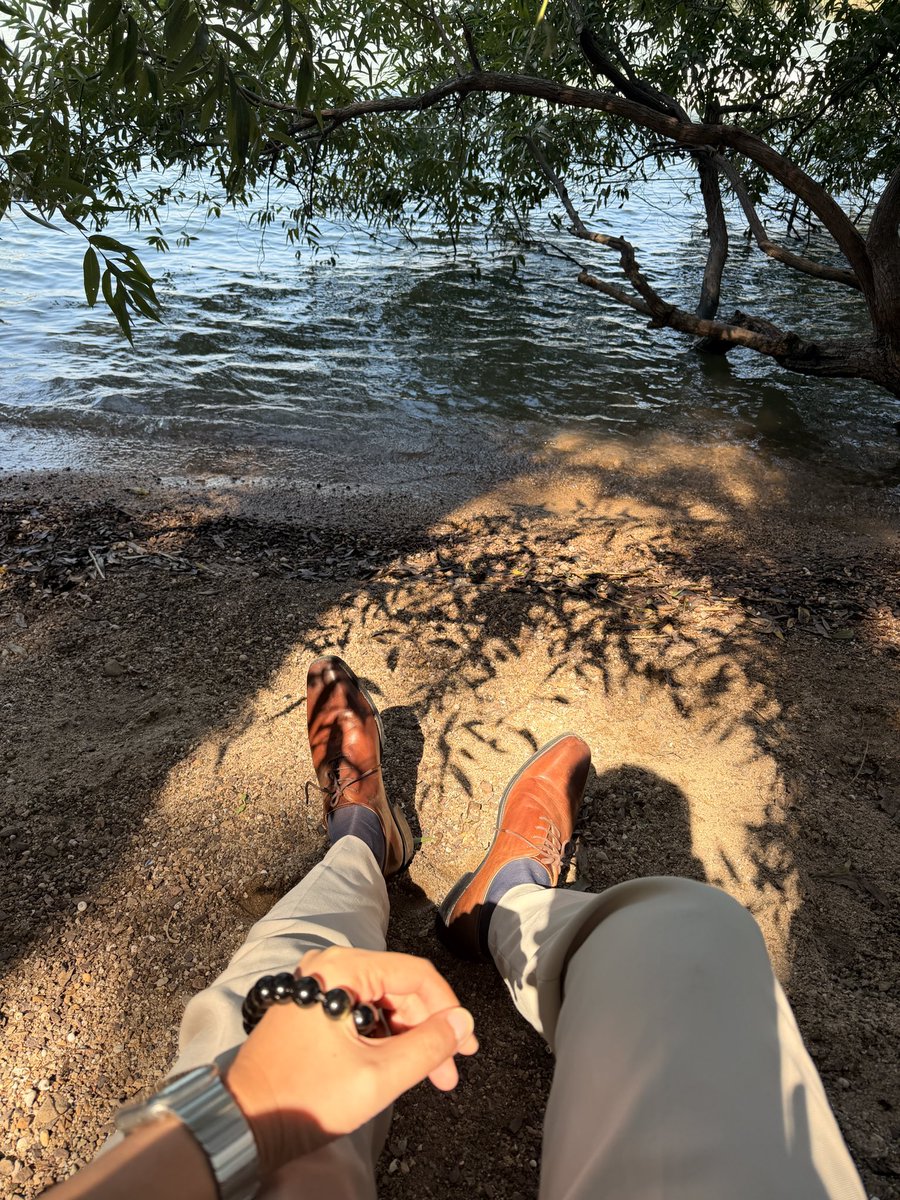 lintao1986's tweet photo. 《人夫的周末就是带娃穿皮鞋绕湖一圈》

另外感谢各位大佬近期的抬爱了，咱这尺度在推上算小巫见大巫了，轻微发泄下，还是以当地交友为主，带情况聊聊天就成。

说这么多，眼熟一位顺眼粉丝顺眼赏皮鞋吧👞。 https://t.co/AXRai07A5s