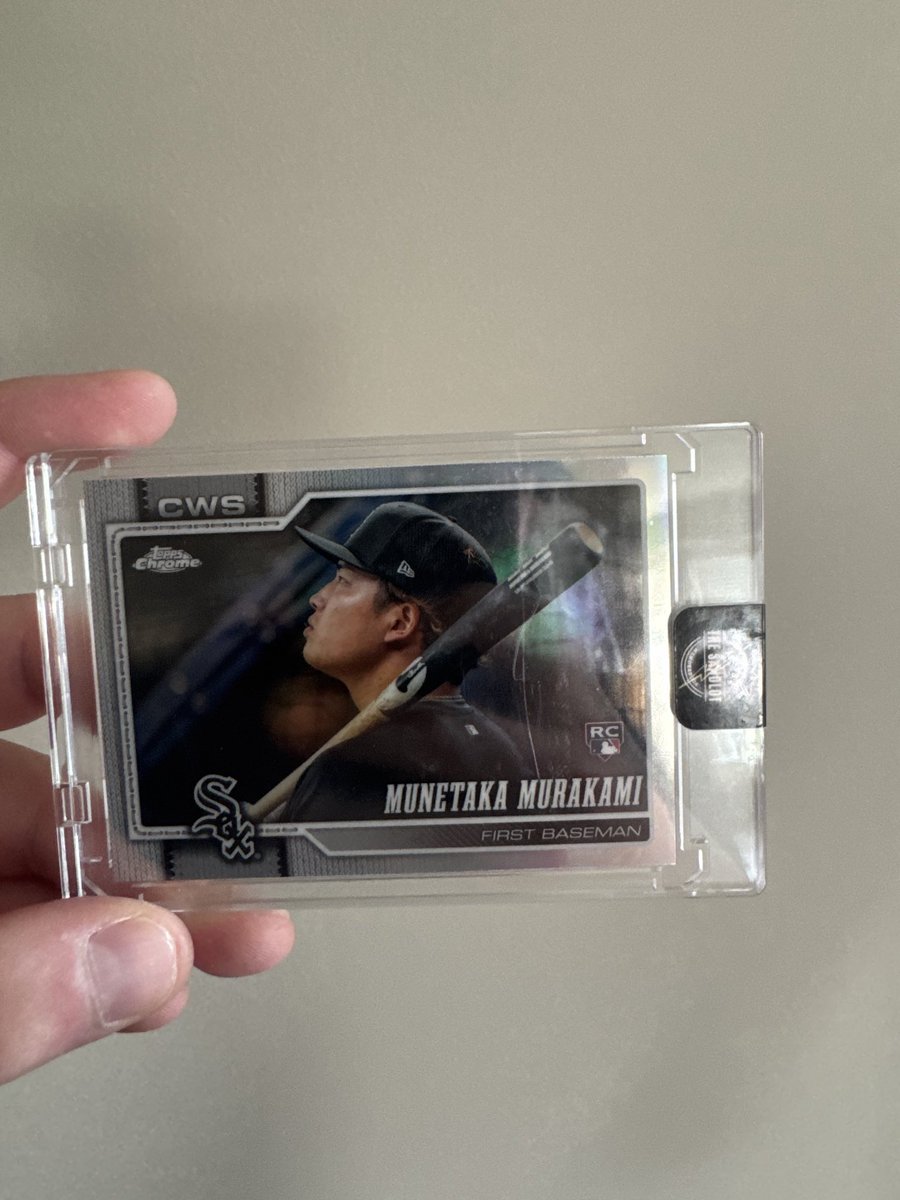 joescardcompany's tweet photo. 🚨 GIVEAWAY 🚨
The White Sox are up 2-0 on the Guardians in the ALDS. And I'm giving away Mune’s rookie card. 🔥⚾

2026 Topps Chrome Munetaka Murakami Image Variation SP — true rookie card 🐐

TO ENTER: 1️⃣ Follow me 2️⃣ Like this post 3️⃣ Repost this post 4️⃣ Reply and tag a friend + tell me who YOUR pick is for AL Rookie of the Year

⏰ ENTRIES CLOSE: first pitch of Game 4 (if necessary) or ALCS Game 1 (if the Sox sweep tomorrow).

Let's send this Sox run off right. 🙌

#ALCS #WhiteSox