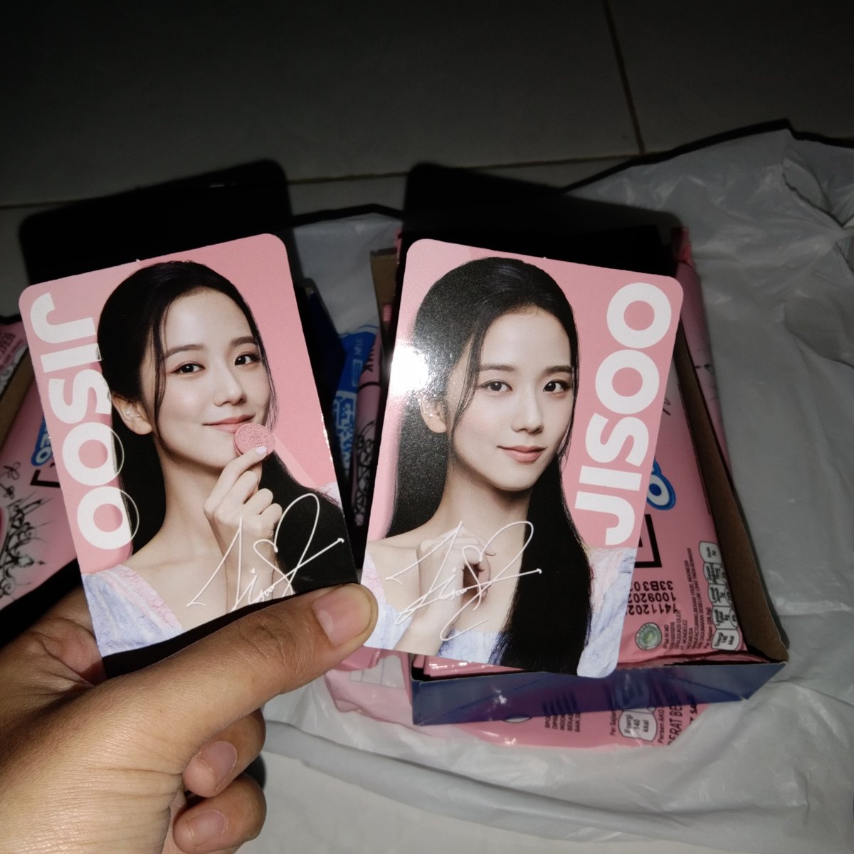 happinessjisoo_'s tweet photo. Ntahlah guys. gue cuman bisa flexing ini doang anjay 😭✊🏻 dulu ini nyari nya susah banget. bolak balik Indomaret - alfamaret sampe puluhan kali 😩 https://t.co/12udcJXQYY