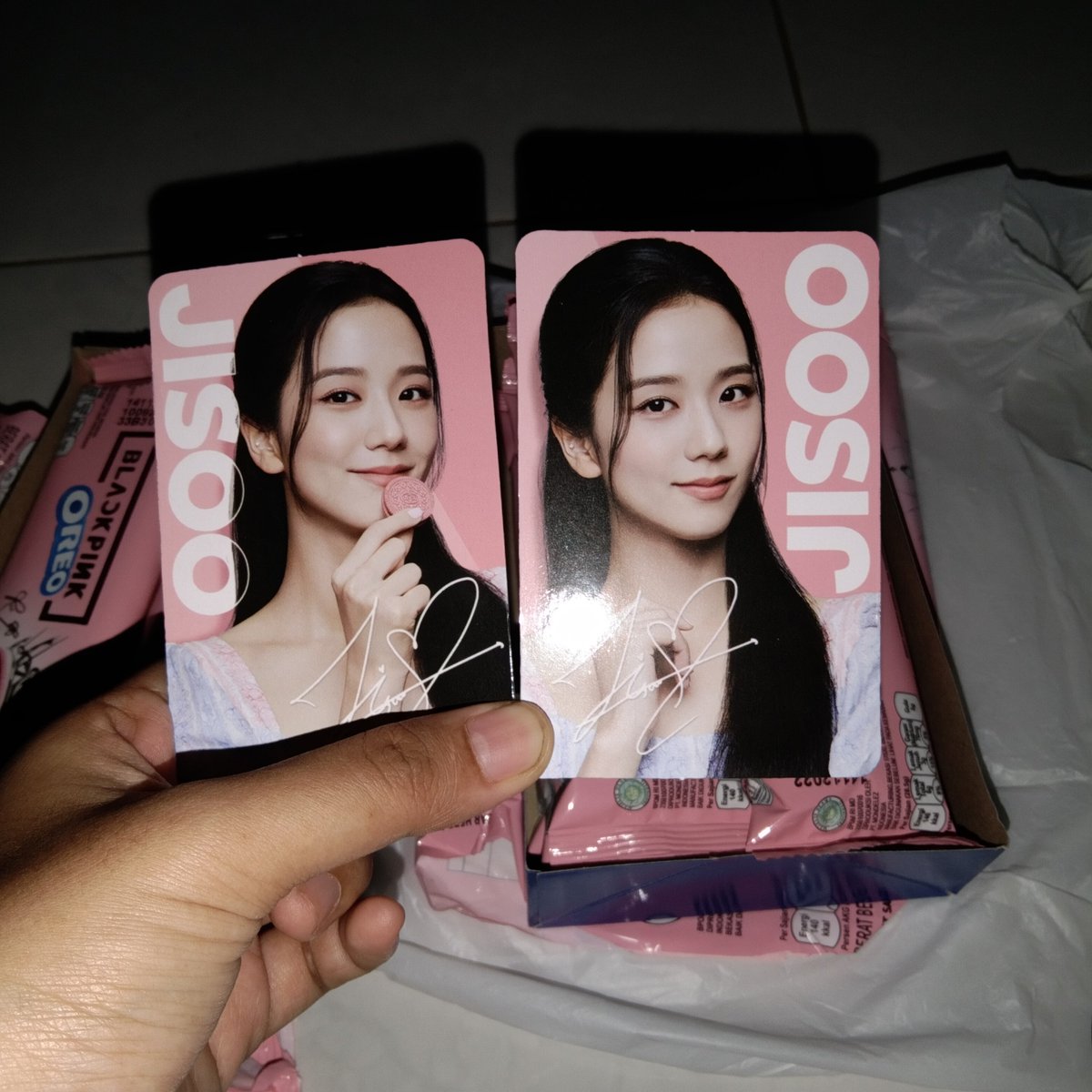 happinessjisoo_'s tweet photo. Ntahlah guys. gue cuman bisa flexing ini doang anjay 😭✊🏻 dulu ini nyari nya susah banget. bolak balik Indomaret - alfamaret sampe puluhan kali 😩 https://t.co/12udcJXQYY