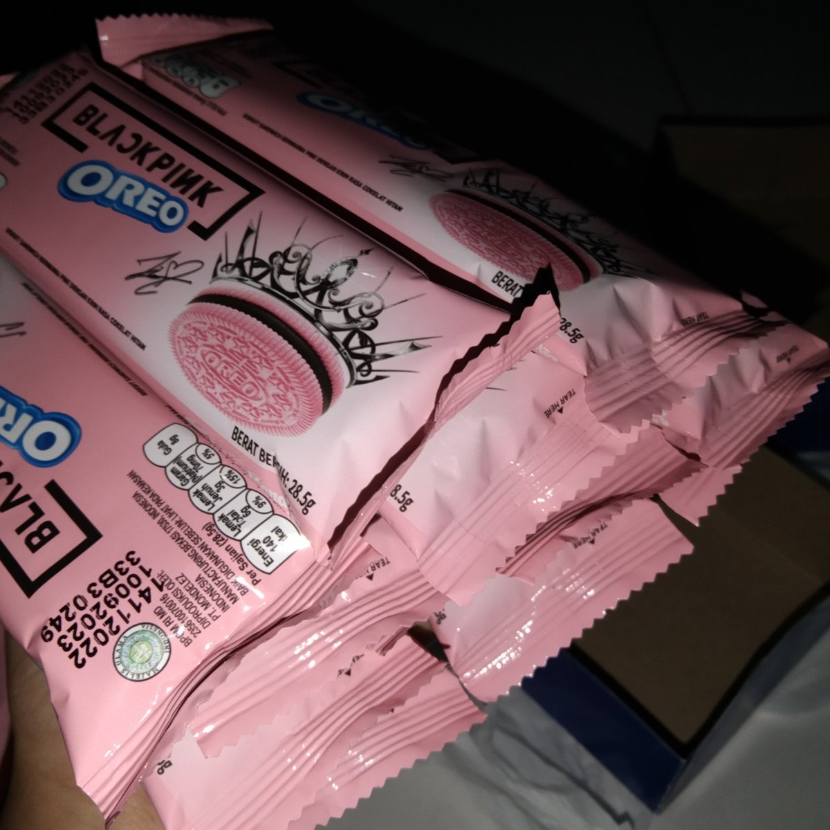 happinessjisoo_'s tweet photo. Ntahlah guys. gue cuman bisa flexing ini doang anjay 😭✊🏻 dulu ini nyari nya susah banget. bolak balik Indomaret - alfamaret sampe puluhan kali 😩 https://t.co/12udcJXQYY