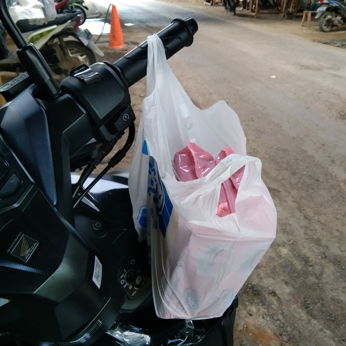 happinessjisoo_'s tweet photo. Ntahlah guys. gue cuman bisa flexing ini doang anjay 😭✊🏻 dulu ini nyari nya susah banget. bolak balik Indomaret - alfamaret sampe puluhan kali 😩 https://t.co/12udcJXQYY