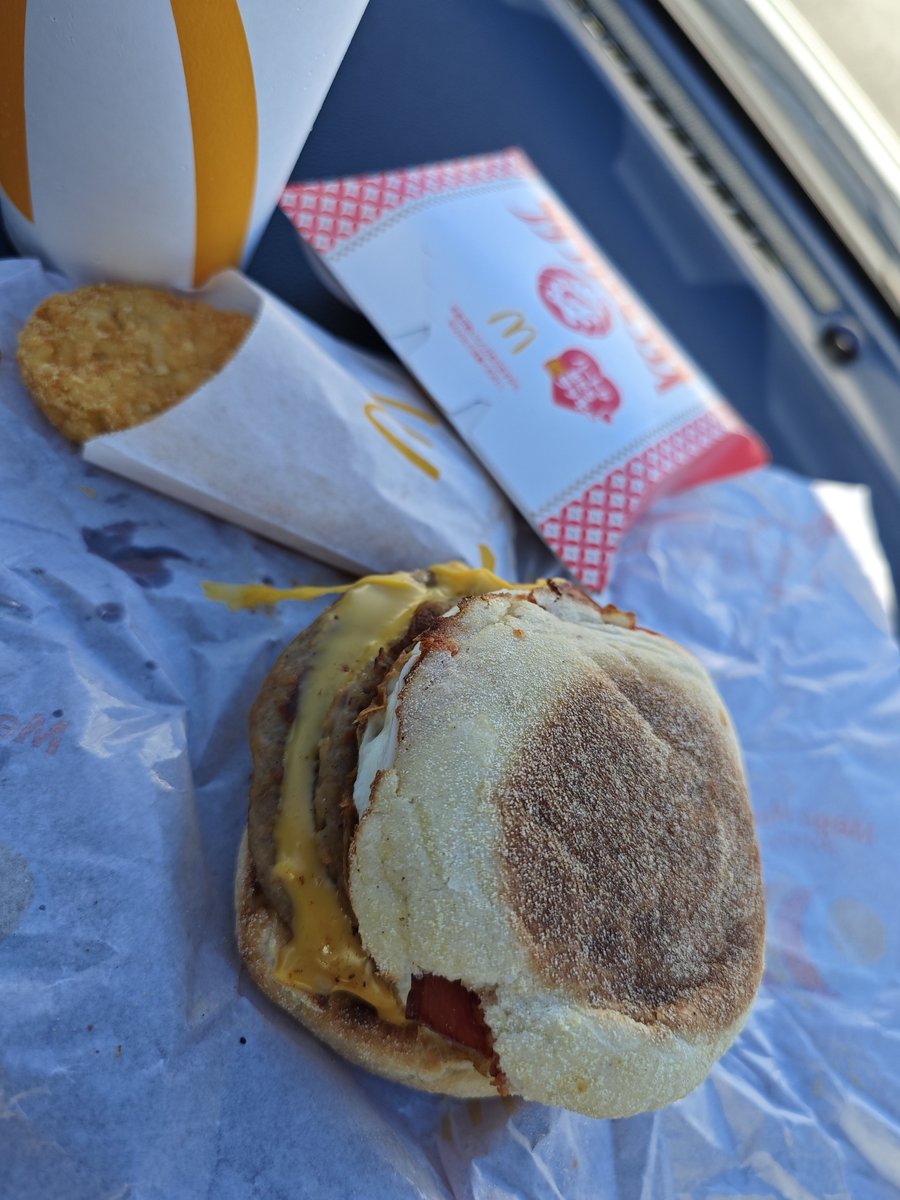 ajiware_osaka's tweet photo. 朝マック。
メガマフィンセット610円＋エビプリオ290円。

味は今さら説明不要。

ただ、ハンバーガーショップやのに、ハンバーガー【だけ】写真と実物の差がエグい。

それでも「マックってこんなもんやで」で済ませる。

慣れって、怖い。 https://t.co/oLpWi5m7Yf