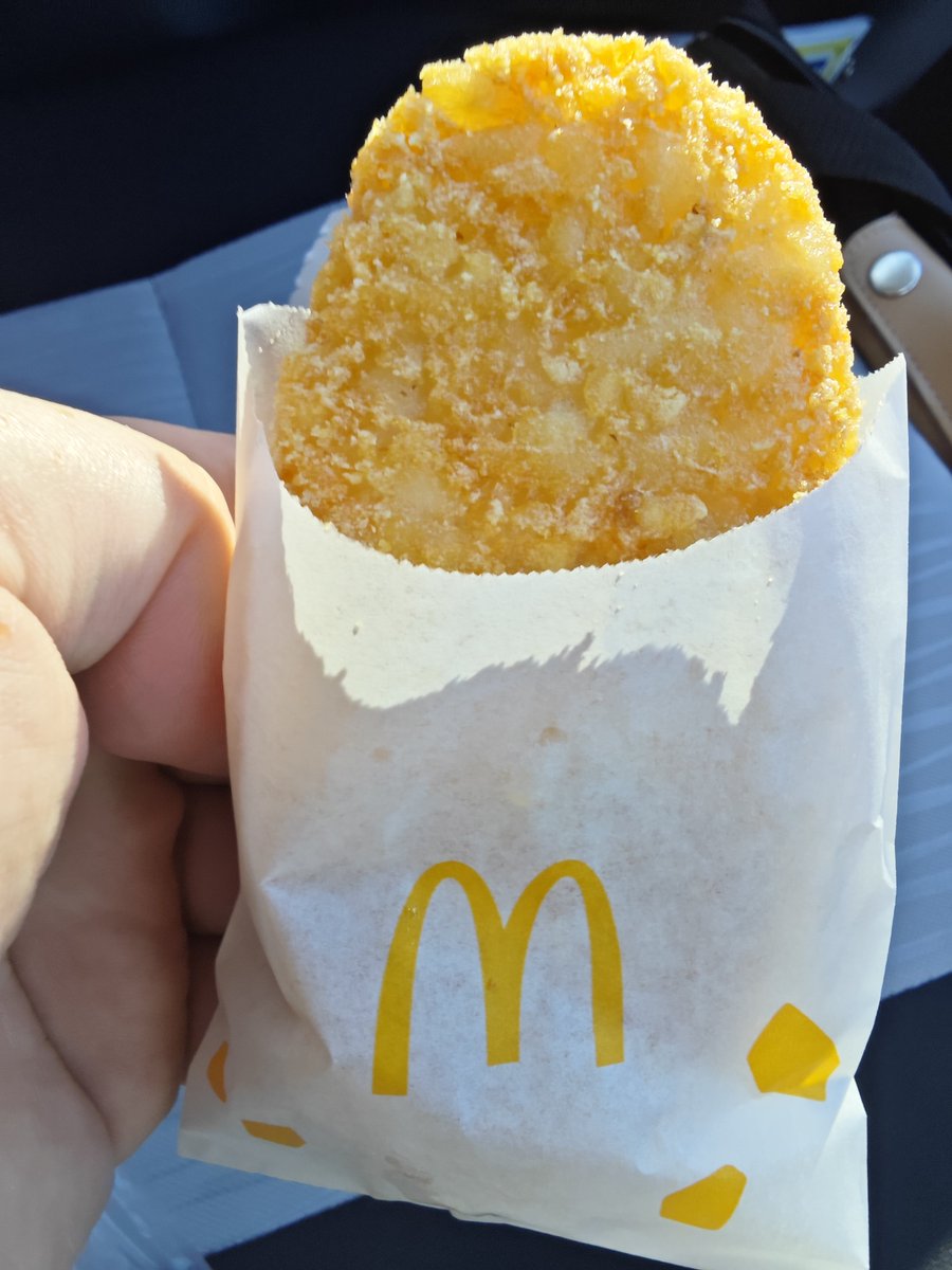 ajiware_osaka's tweet photo. 朝マック。
メガマフィンセット610円＋エビプリオ290円。

味は今さら説明不要。

ただ、ハンバーガーショップやのに、ハンバーガー【だけ】写真と実物の差がエグい。

それでも「マックってこんなもんやで」で済ませる。

慣れって、怖い。 https://t.co/oLpWi5m7Yf