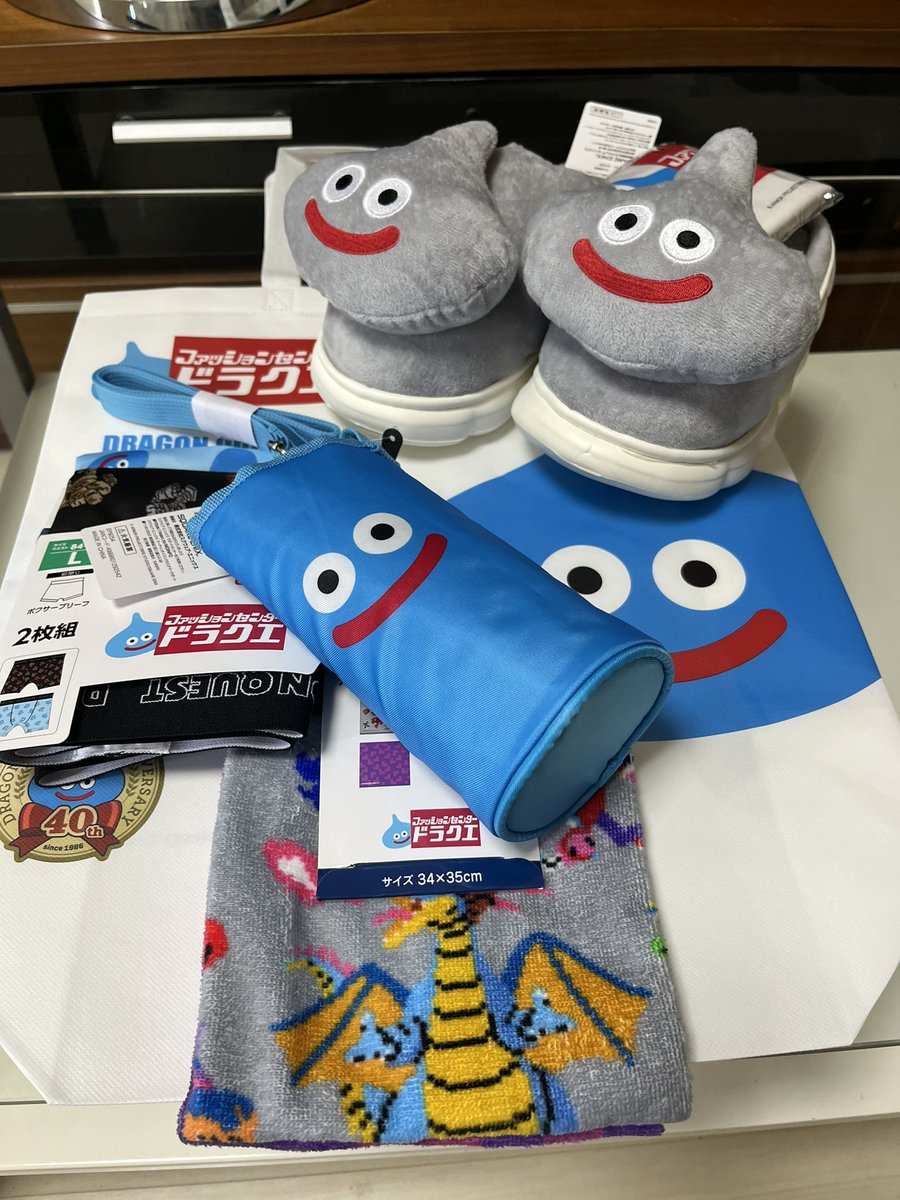 maty0623's tweet photo. ドラクエ✖️しまむら　神コラボ
SNSでは朝から並びがとかいろいろ流れてきたが、金沢に平日の朝ならんでドラクエ商品買う人そんないるか？と
10時3分着
一階駐車場🈵
2階駐車場7割ぐらいうまってるw
金沢にもドラクエ好きいっぱいいるwww https://t.co/njgx6jFOI9