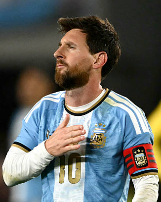 EPLworld's tweet photo. 🚨🚨 

ليونيل ميسي لزملائه: "بفضل زملائي في المنتخب، تمكنت من تحقيق حلم طفولتي."

"لقد جعلوني أصبح بطلاً للعالم." https://t.co/K1CdDgVCmH