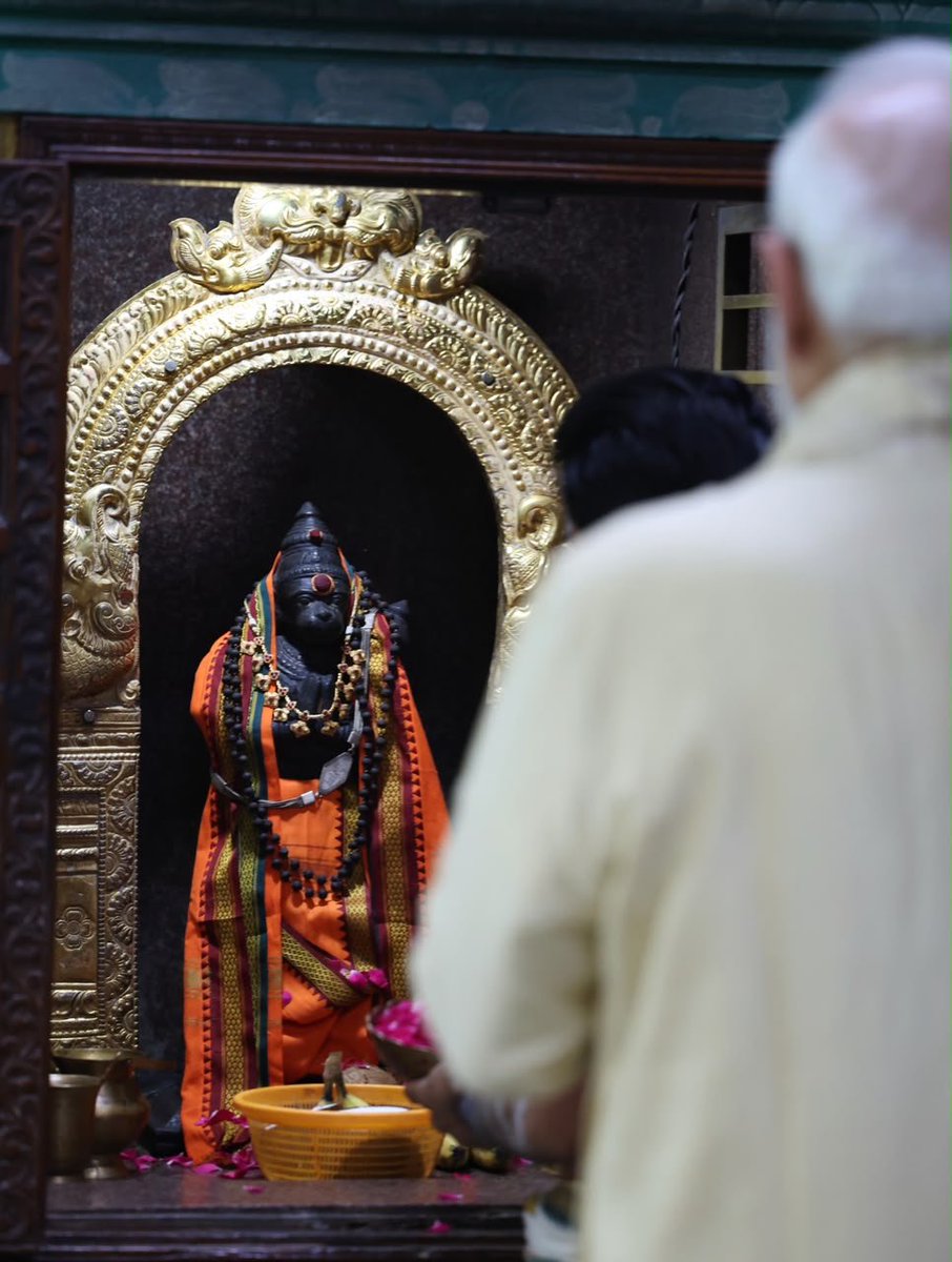 narendramodi's tweet photo. आज नई दिल्ली के श्री विनायक मंदिर में पूजा-अर्चना की। 

भगवान श्री गणेश से देशभर के अपने परिवारजनों की सुख-समृद्धि और उत्तम स्वास्थ्य की कामना की। 

विघ्नहर्ता की कृपा से सबका कल्याण हो और देश निरंतर प्रगति के मार्ग पर आगे बढ़ता रहे। https://t.co/ZPADyotAFk