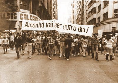 miura__yuri's tweet photo. Somos um povo que resistiu a ditaduras, intervenções dos malditos ianques, exploração dos europeus, não vão ser uns fascistas sociopatas que vão apagar essa chama revolucionária que sempre aqueceu is corações da nossa juventude.
Amanhã vai ser outro dia! Lutemos por esse amanhã. https://t.co/f63Sr5yVje