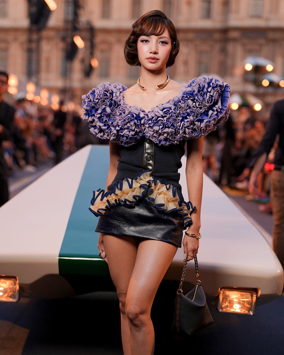 HYPEBEAST's tweet photo. LISA. Louvre. LV. You're welcome. https://t.co/MfxsrcGix0