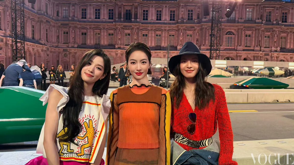 for0927x's tweet photo. Lu Yuxiao poses with Song Qian (Victoria Song) and Zhong Chuxi for VOGUE.

LU YUXIAO FOR LV SS27 PFW
#LUYUXIAOxLVSS27 #LVSS27
#LuYuxiao #卢昱晓 @LouisVuitton https://t.co/KKrBQMad0u
