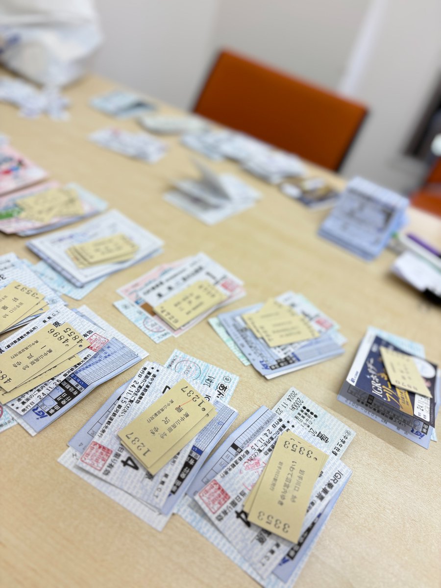 igr_ginkira's tweet photo. 【企画部からのお知らせ】
10/10(土)-10/11(日)
第33回 #鉄道フェスティバル🕺🚃に出展します❗️
出品するきっぷ商品を鋭意制作中..
なかなか骨が折れる作業ですが頑張っています！
持参予定の商品リストもぜひご覧ください！
※出品する発生品はグッズリストに掲載しておりません。当日までお楽しみに https://t.co/vGC9KxgI5E
