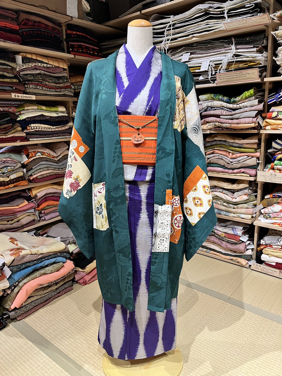 ochicochiya's tweet photo. \コーディネート紹介👘✨/

銘仙のお着物に、ハロウィンカラーの半幅帯🎃🧡💜 そして、大きめの柄が印象的な羽織を合わせてみました。
色も柄も個性たっぷりですが、組み合わ���てみると意外としっくりきます☺️

#彼方此方屋
#リサイクル着物
#kimono https://t.co/FGOe8CyNyC