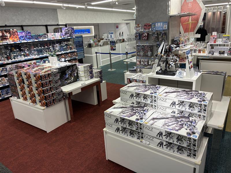 gundambase_t's tweet photo. ✈️今週の #ガンダムベースANNEX新千歳空港
　 店内の様子をお届け！

現在ANNEX新千歳空港店では
・PG UNLEASHED 1/60 RX-78-2 ガンダム
・MG 1/100 FAZZ Ver.Ka
・MG 1/100 スーパーガンダム
・MG 1/100 シャア専用ゲルググVer.2.0
・MG 1/100 ガンダムバルバトスルプスを始めとした商品が好評発売中です！
皆様のご来店をお待ちしております✨

※掲載画像は10月7日時点の店内写真です。
※商品の在庫状況は常に変動しており、ご来店時にお品切れとなっている場合がございます。
※お取り置き・在庫確保は承っておりません。