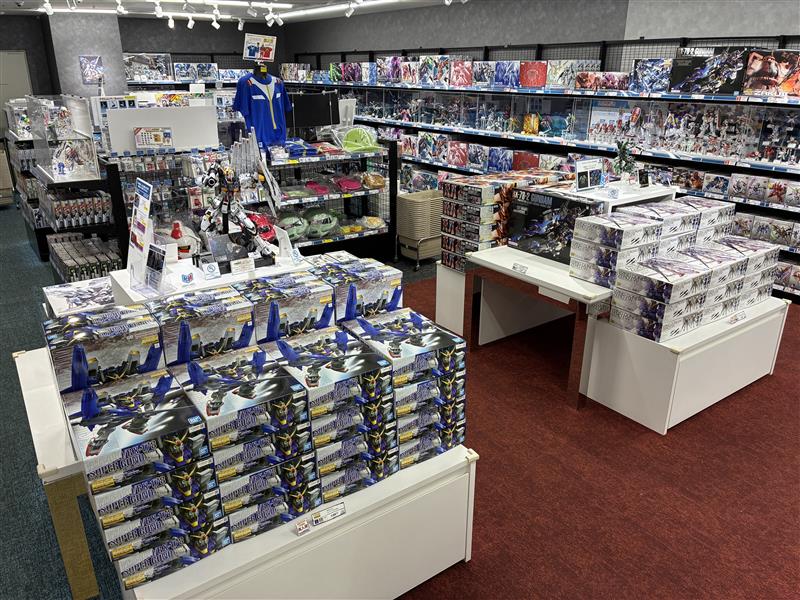 gundambase_t's tweet photo. ✈️今週の #ガンダムベースANNEX新千歳空港
　 店内の様子をお届け！

現在ANNEX新千歳空港店では
・PG UNLEASHED 1/60 RX-78-2 ガンダム
・MG 1/100 FAZZ Ver.Ka
・MG 1/100 スーパーガンダム
・MG 1/100 シャア専用ゲルググVer.2.0
・MG 1/100 ガンダムバルバトスルプスを始めとした商品が好評発売中です！
皆様のご来店をお待ちしております✨

※掲載画像は10月7日時点の店内写真です。
※商品の在庫状況は常に変動しており、ご来店時にお品切れとなっている場合がございます。
※お取り置き・在庫確保は承っておりません。