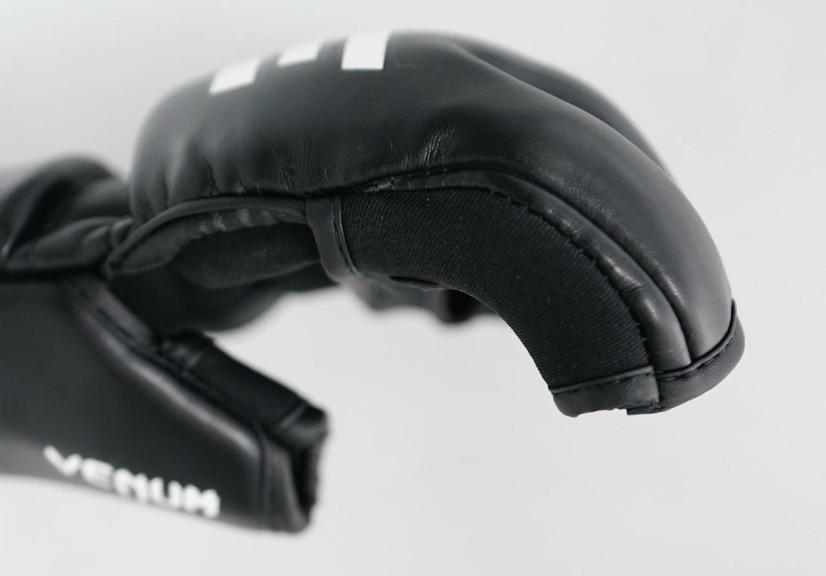 esrmuaythai's tweet photo. 🚨 I have been given exclusive access to the new Venum X ONE Championship Muay Thai gloves 👀🐍🔥 

These gloves will ONLY feature on ONE Samurai shows and will debut at ONE Samurai 4 on October the 17th! 

These new Venum 4 oz gloves will feature a curved design to help prevent eye pokes, enhanced wrist protection, and an impact-absorption system designed to reduce the risk of metacarpal fractures.

Personally I think they are absolutely FIRE 🔥

Thank you to Venum for allowing me to be the first to show the world these new gloves 🤞🏼💚🐍