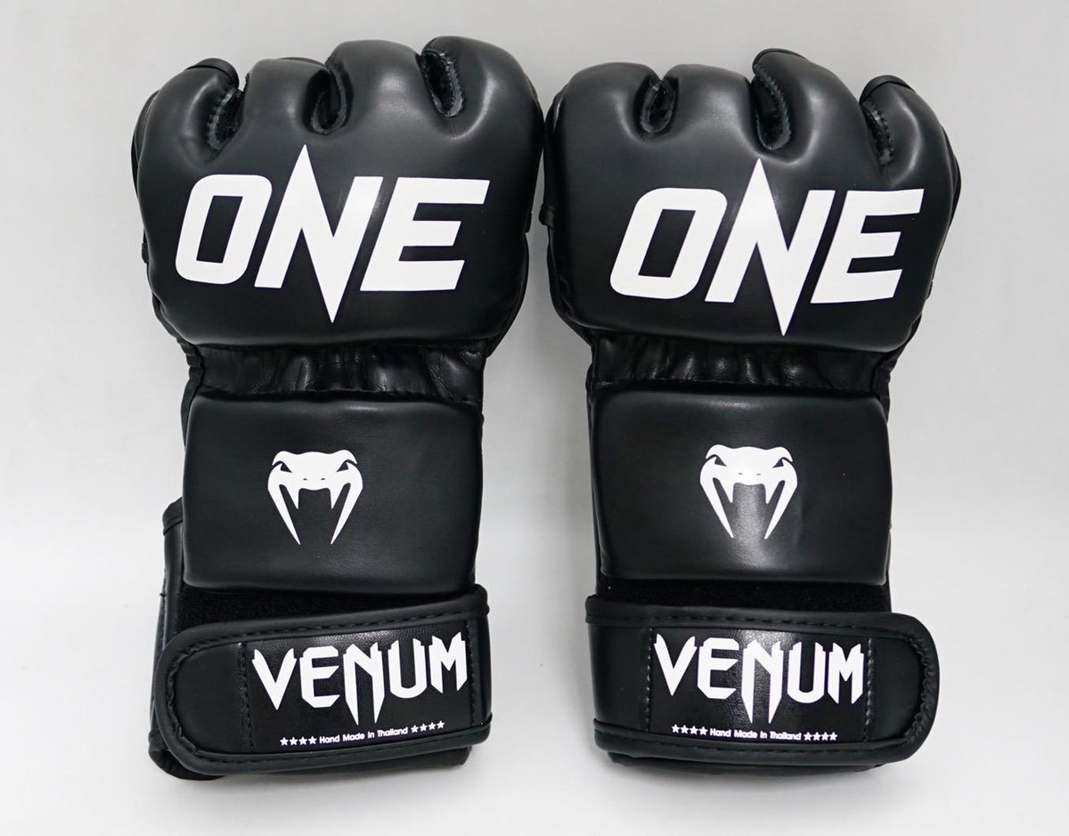 esrmuaythai's tweet photo. 🚨 I have been given exclusive access to the new Venum X ONE Championship Muay Thai gloves 👀🐍🔥 

These gloves will ONLY feature on ONE Samurai shows and will debut at ONE Samurai 4 on October the 17th! 

These new Venum 4 oz gloves will feature a curved design to help prevent eye pokes, enhanced wrist protection, and an impact-absorption system designed to reduce the risk of metacarpal fractures.

Personally I think they are absolutely FIRE 🔥

Thank you to Venum for allowing me to be the first to show the world these new gloves 🤞🏼💚🐍