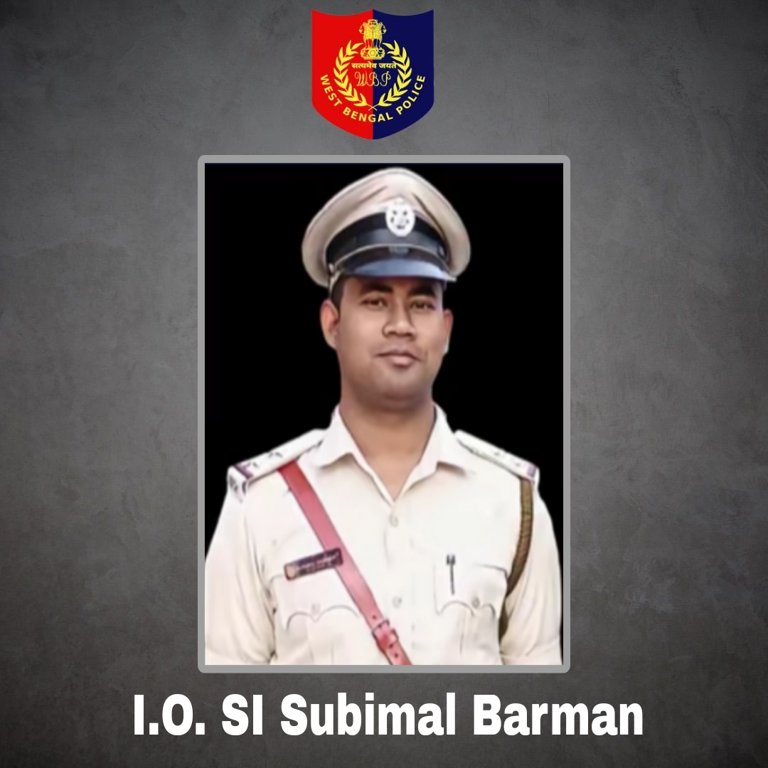 WBPolice's tweet photo. ৭ বছরের বাচ্চাকে ধর্ষণ ও খুন: মূল অভিযুক্তের ফাঁসি, যাবজ্জীবন কারাদণ্ড সহযোগীদের 

১৫ অক্টোবর, ২০২৪। আলিপুরদুয়ার পুলিশ জেলার জয়গাঁও থানার গুয়াবাড়ি এলাকার ঘটনা। সন্ধ্যায় চাউমিন খাওয়ানোর প্রলোভন দেখিয়ে ৭ বছরের একটি বাচ্চা মেয়েকে বাড়ি থেকে প্রায় ১ কিলোমিটার দূরে ডালডাবাড়ি মাঠে নিয়ে যায় প্রতিবেশী বাবলু মিয়া। সেখানে আগে থেকেই অপেক্ষা করছিল মজিবুল ইসলাম, মনির হোসেন ও জাইদুল ইসলাম। চার অভিযুক্ত মিলে মেয়েটির উপর নারকীয় গণধর্ষণ চালায়। এরপর প্রমাণ লোপাটের তাগিদে তাকে গলা টিপে খুন করে ঝোপের মধ্যে ফেলে রেখে পালিয়ে যায়।

পরদিন অর্থাৎ ১৬ অক্টোবর নাবালিকার মায়ের লিখিত অভিযোগের ভিত্তিতে জয়গাঁও থানায় মামলা রুজু হয়। তদন্তভার গ্রহণ করেন সাব-ইন্সপেক্টর সুবিমল বর্মন। তিনি দ্রুত তদন্তে নেমে সমস্ত তথ্যপ্রমাণ সংগ্রহ করে অভিযুক্তদের গ্রেফতার করে তদন্ত শেষে আদালতে চার্জশীট জমা করেন।

সম্প্রতি এই মামলার রায়ে মহামান্য আদালত মূল অভিযুক্ত বাবলু মিয়াকে ফাঁসির সাজা এবং মজিবুল ইসলাম, মনির হোসেন ও জাইদুল ইসলামকে আমৃত্যু সশ্রম কারাদণ্ডের নির্দেশ দিয়েছেন। পাশাপাশি নাবালিকার পরিবারের জন্য ক্ষতিপূরণেরও নির্দেশ দেওয়া হয়েছে।

@SPAlipurduar