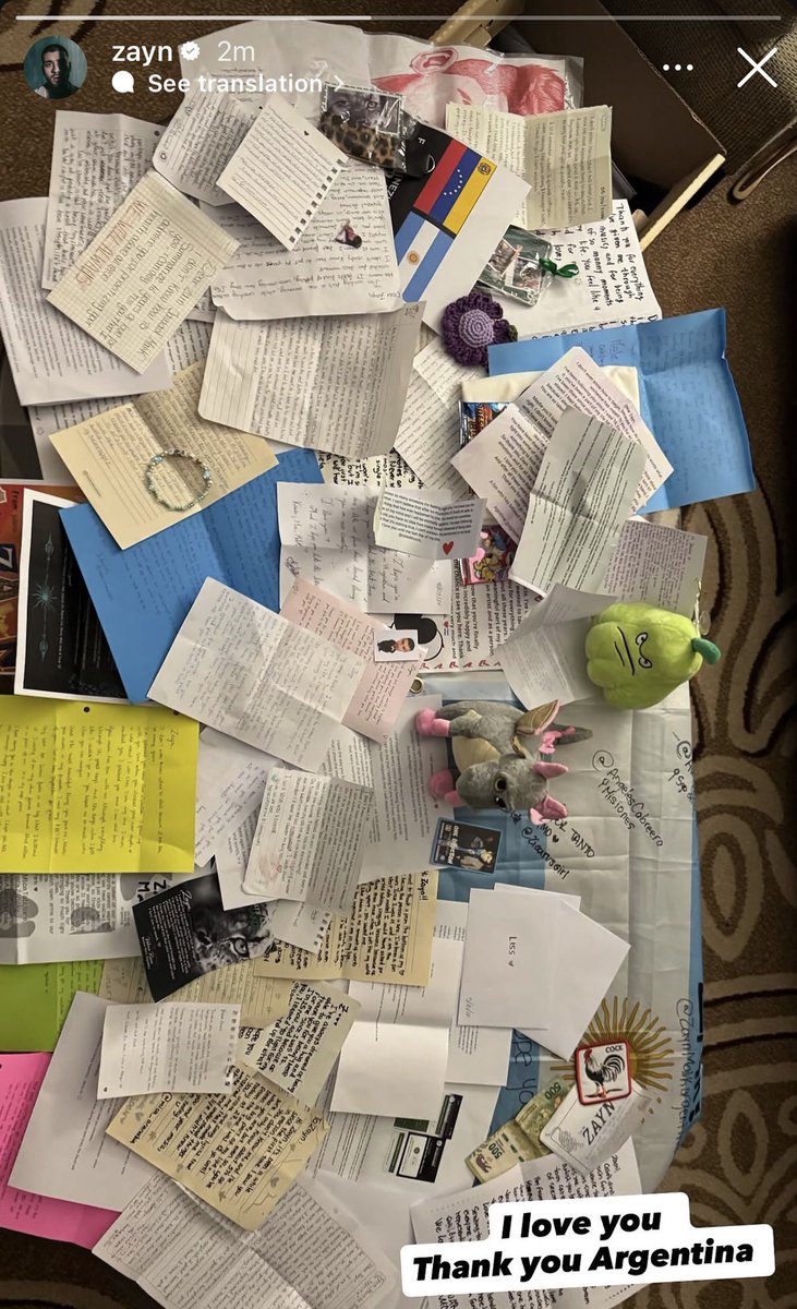 ZaynReport's tweet photo. “I love you Thank you Argentina” — Zayn sharing the letters and gifts he received from Argentinean ZQUAD via his IG story! 🤍🩵 https://t.co/7NvvZC2zOW