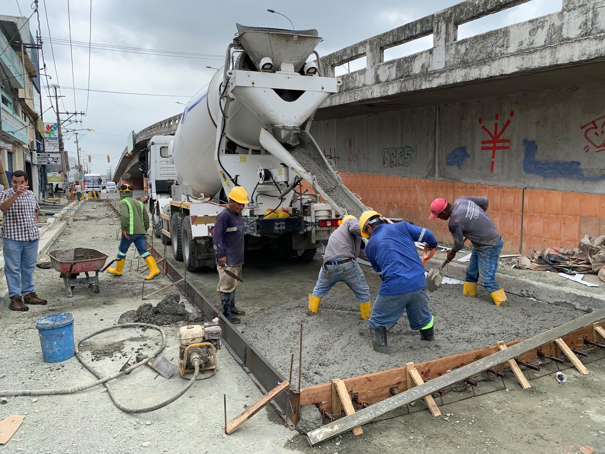 ObrasEnGYE's tweet photo. 🚧 Avanzan los trabajos en la Av. Rodolfo Baquerizo.

Inició la fundición del primer tramo de la losa de pavimento de hormigón en el carril derecho, a la altura de la Av. Agustín Freire Ycaza y Av. Rodolfo Baquerizo, lo que se suma a los avances en aceras y pavimento a la altura de la Av. José María Egas. 

De manera paralela, Interagua continúa con la reparación del colector de aguas servidas en la Av. José María Roura. 

Una vez culminados estos trabajos, se retomarán las actividades programadas en el tramo de la Av. Rodolfo Baquerizo que se vieron comprometidas por la tubería obstruida.

@aquilesalvarez
@taticoronelf

#GuayaquilNoSeDeTiene