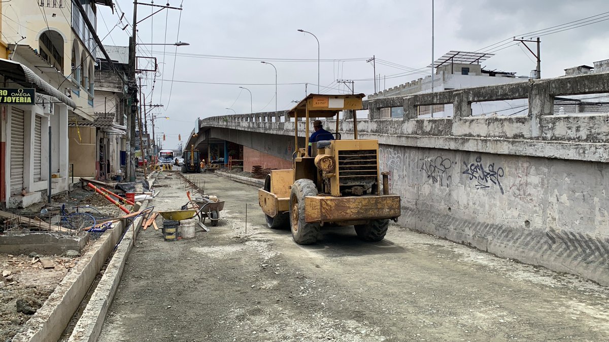 ObrasEnGYE's tweet photo. 🚧 Avanzan los trabajos en la Av. Rodolfo Baquerizo.

Inició la fundición del primer tramo de la losa de pavimento de hormigón en el carril derecho, a la altura de la Av. Agustín Freire Ycaza y Av. Rodolfo Baquerizo, lo que se suma a los avances en aceras y pavimento a la altura de la Av. José María Egas. 

De manera paralela, Interagua continúa con la reparación del colector de aguas servidas en la Av. José María Roura. 

Una vez culminados estos trabajos, se retomarán las actividades programadas en el tramo de la Av. Rodolfo Baquerizo que se vieron comprometidas por la tubería obstruida.

@aquilesalvarez
@taticoronelf

#GuayaquilNoSeDeTiene