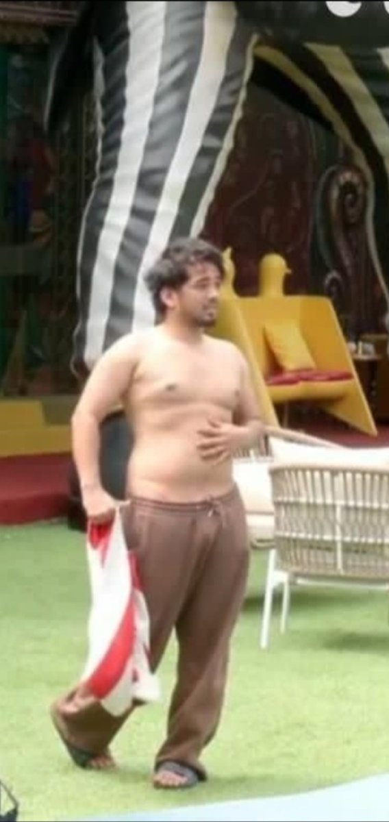 SHIBDU1193's tweet photo. The audacity of this man to say:
  " do laat maarunga , bahar jaake girega " 😭

#QaziTouqeer #BiggBoss20 https://t.co/chXvbt36eh
