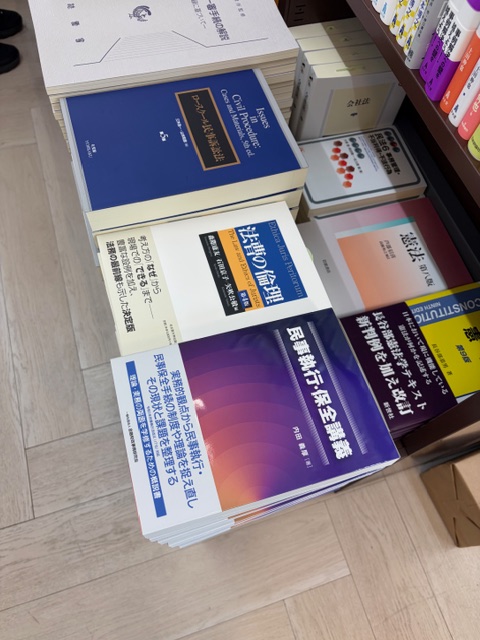 seibundoh_hon's tweet photo. [教科書販売]

本日も19時まで営業
本日も19時まで営業
教科書絶賛販売中！

下記サイトからネット注文も受け付け中！ 
https://t.co/WDJAobnDve

当店は学生証ご提示で現金値引き！
10％割引で販売しております
ご来店をお待ちしております https://t.co/VIQMUhrkCk