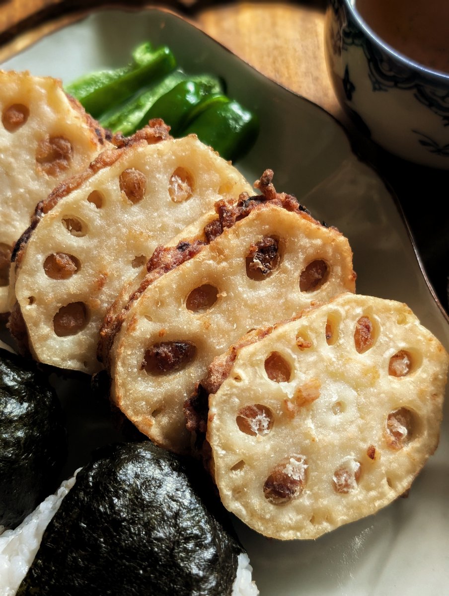 Tiger_McRover's tweet photo. 今日の昼飯。レンコンはさみ揚げおにぎり定食作った。うんめぇ〜！ https://t.co/Csk2rBCPJx