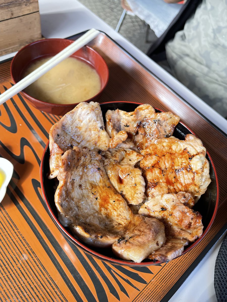 kei_ys's tweet photo. 今回の十勝2週間滞在は色々やりたい事全部やれたんだけど、特に外食ではついに川西の坂口食堂さんに往訪出来たのは大きかった
豚丼に関しては十勝最強クラスではないだろうか、おにぎりでっかいしカレーも他では食えんタイプで美味い https://t.co/ZbYImm9qMg
