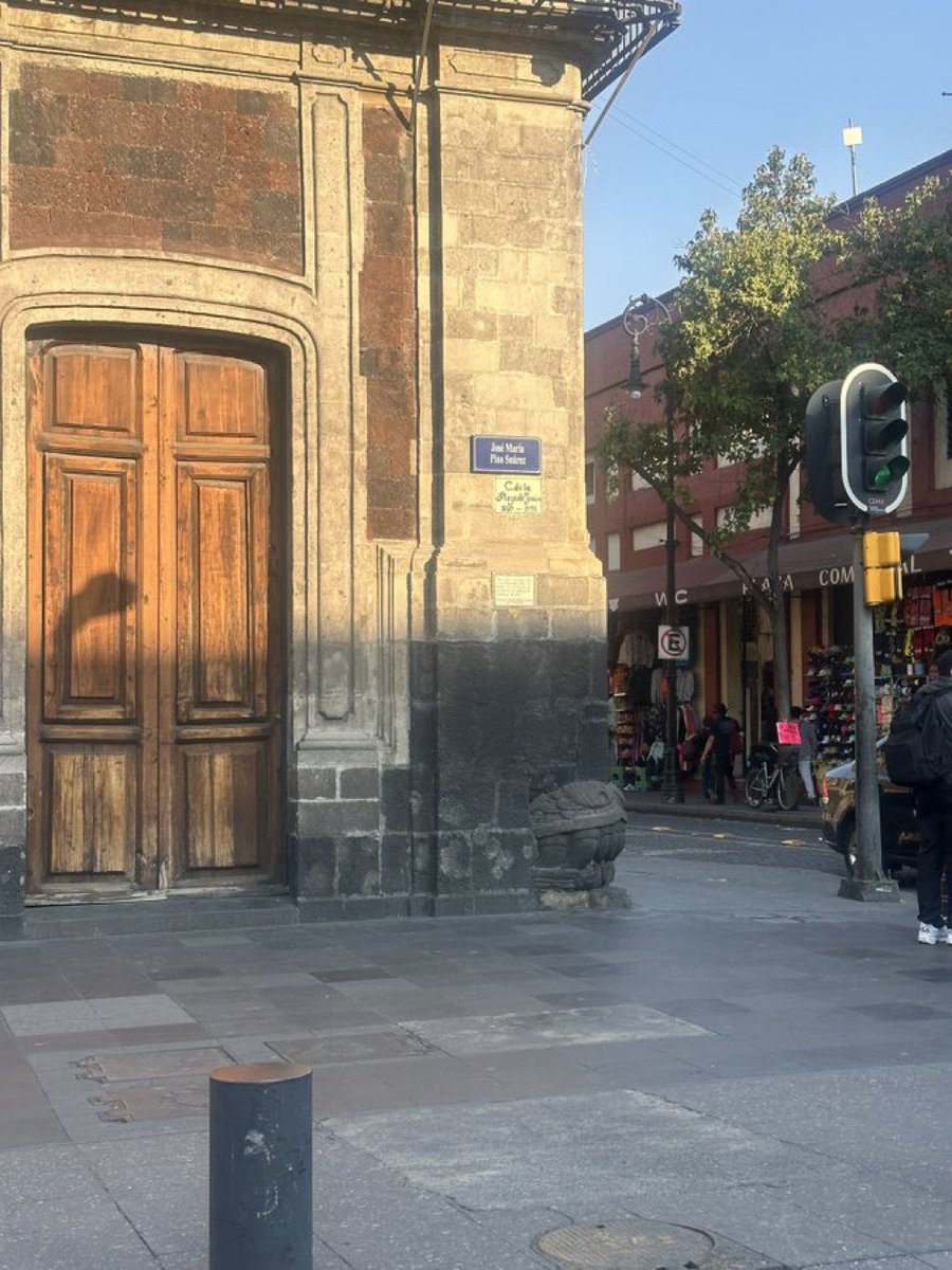 OscarBlancoCdmx's tweet photo. #EraOtroMexico Increíble!! Histórica esquina en Izazaga y República de El Salvador, Centro Histórico #CDMX 🇲🇽🕷 https://t.co/8DYXYYTyl0