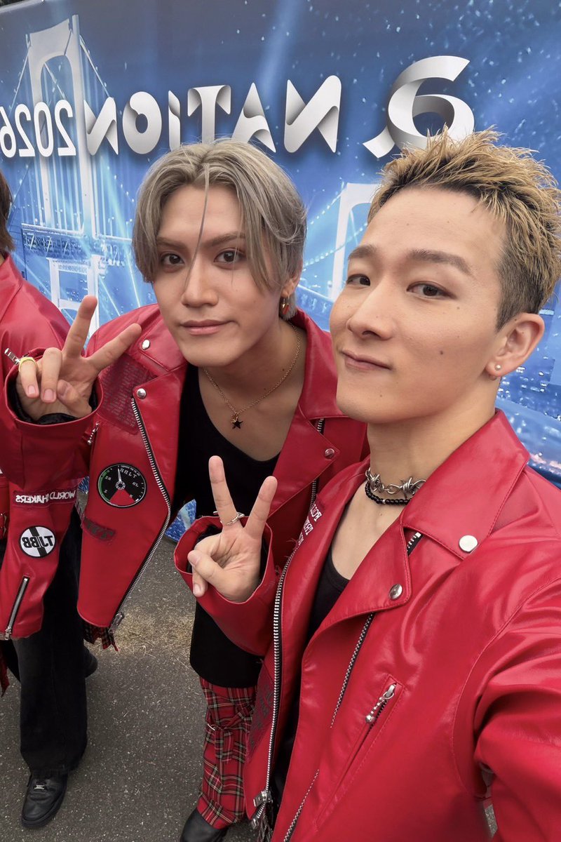 tjbb_'s tweet photo. 皆さんこんにちはSHOWです☝️☝️
先日のa-nation2026の時にAOIと📸

ずっと昔から見ていたイベントに
出演できて素直に嬉しかったですし、
前日にEXILEさんのライブを間近で
見れて、改めてLDH魂を感じながら
パフォーマンスができました🔥
ありがとうございます😌

そして、ケータリングのハンバーガー🍔も美味しすぎて違うところでも
テンション上がってました🤣
(クリームチーズ🧀とブルーベリー🫐が
最高でした😋)

@anation_navi 
#SHOW @show_jigoku 
#TJBB #THEJETBOYBANGERZ