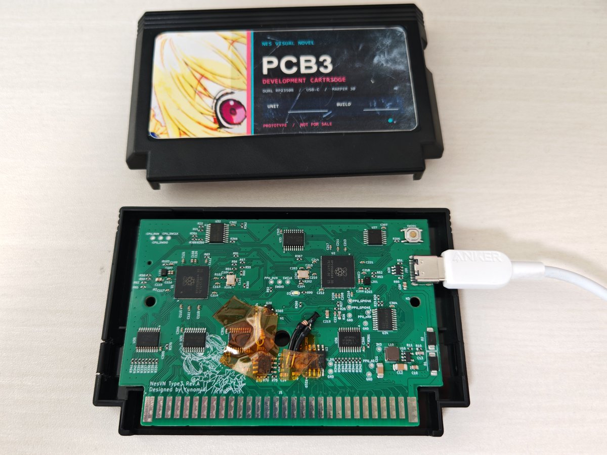 yunomifactory's tweet photo. 自作ファミコンカセット基板、PCにUSBメモリとして認識されるようにしてみた。PCにつなぐとドライブが出てくるから、そこにNESファイルをポイッと入れると書き込まれる仕組み。これ、3000円ぐらい売ったら買ってくれる人もいるかな？ https://t.co/8iaTcOF5aF